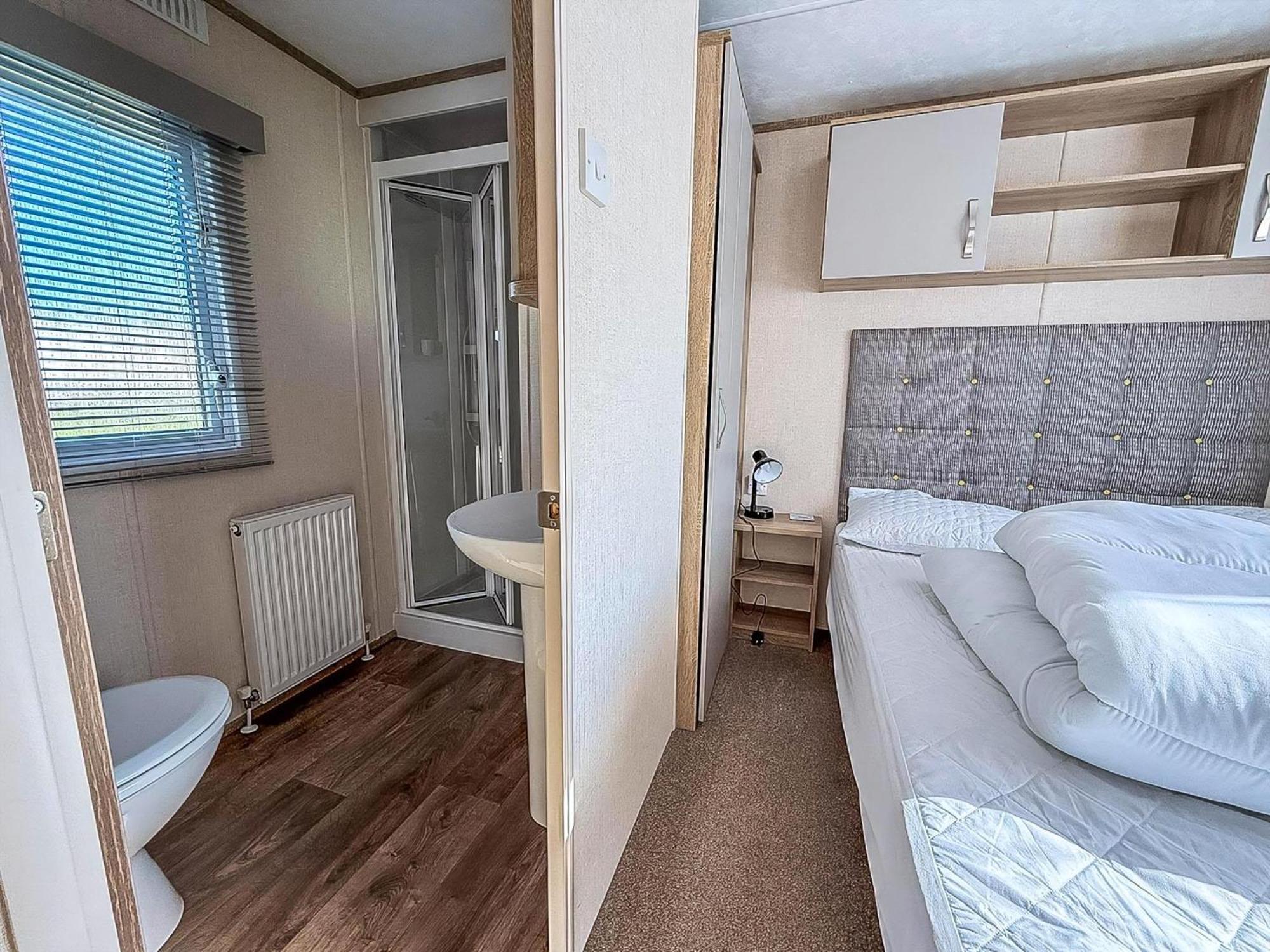 Lovely Caravan With Decking At Manor Park In Hunstanton Ref 23091T Exteriör bild