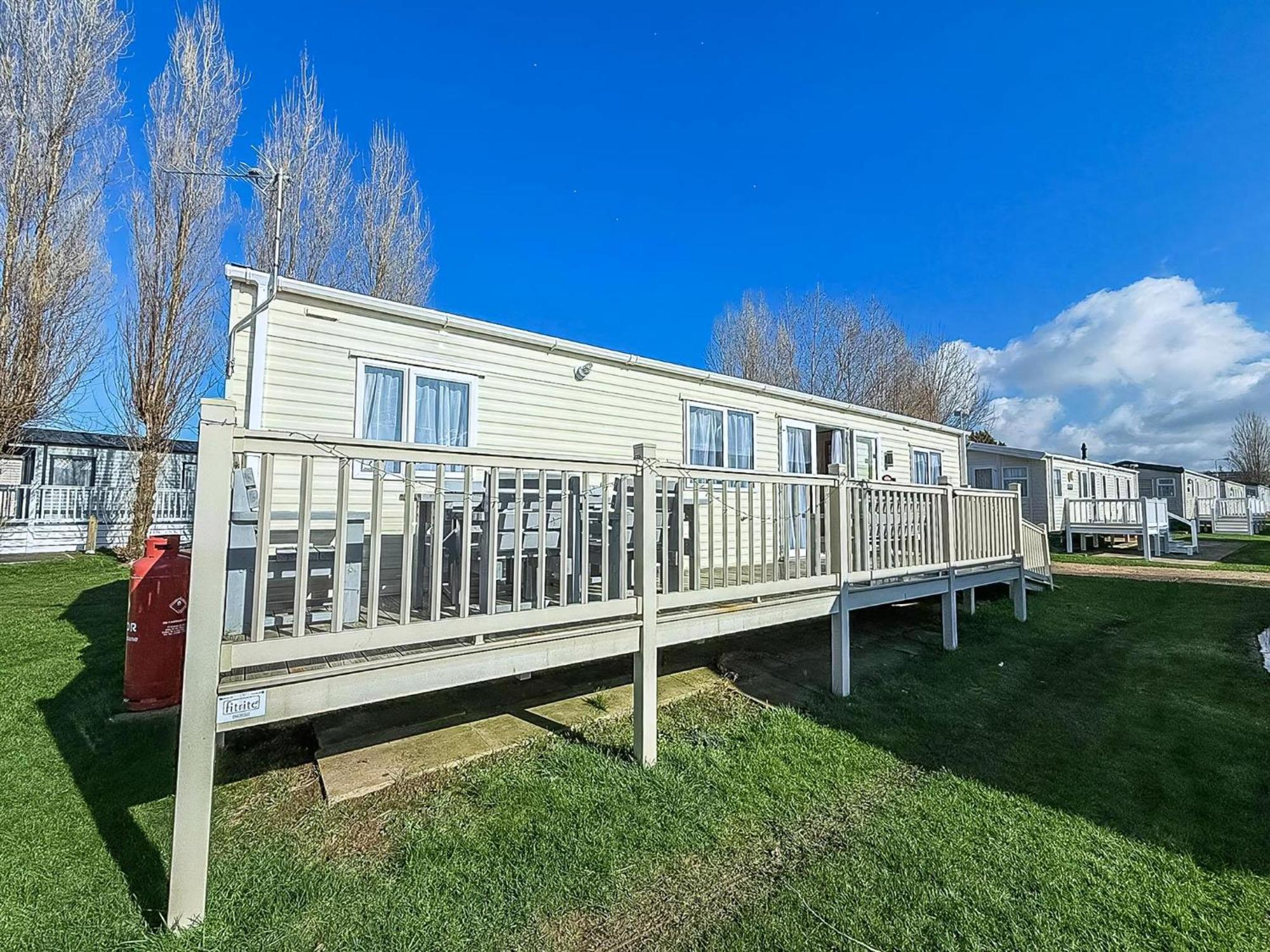 Lovely Caravan With Decking At Manor Park In Hunstanton Ref 23091T Exteriör bild